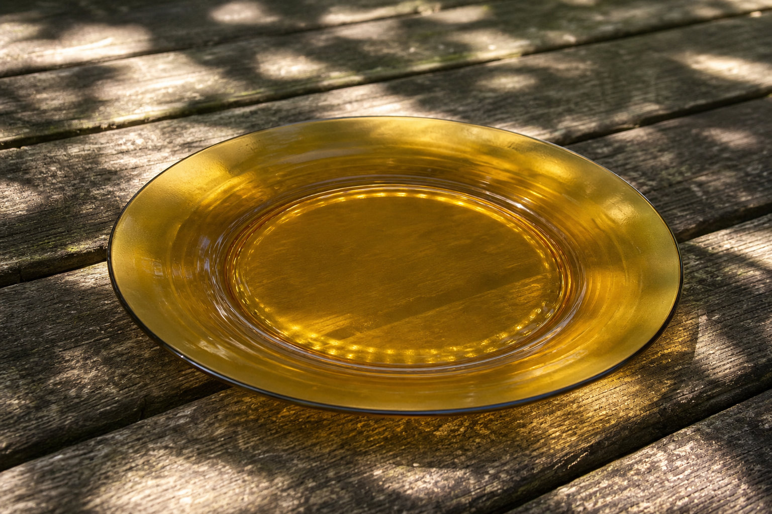 Mise sur les assiettes Duralex ambrées pour un look vintage