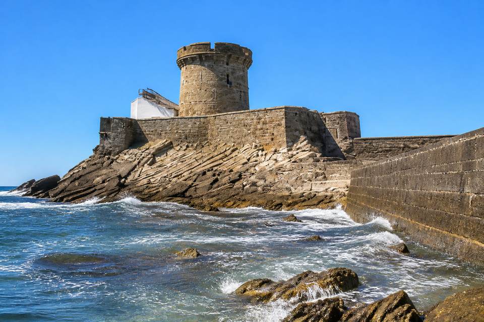 Pourquoi le phare de Socoa reste un emblème du patrimoine basque ?