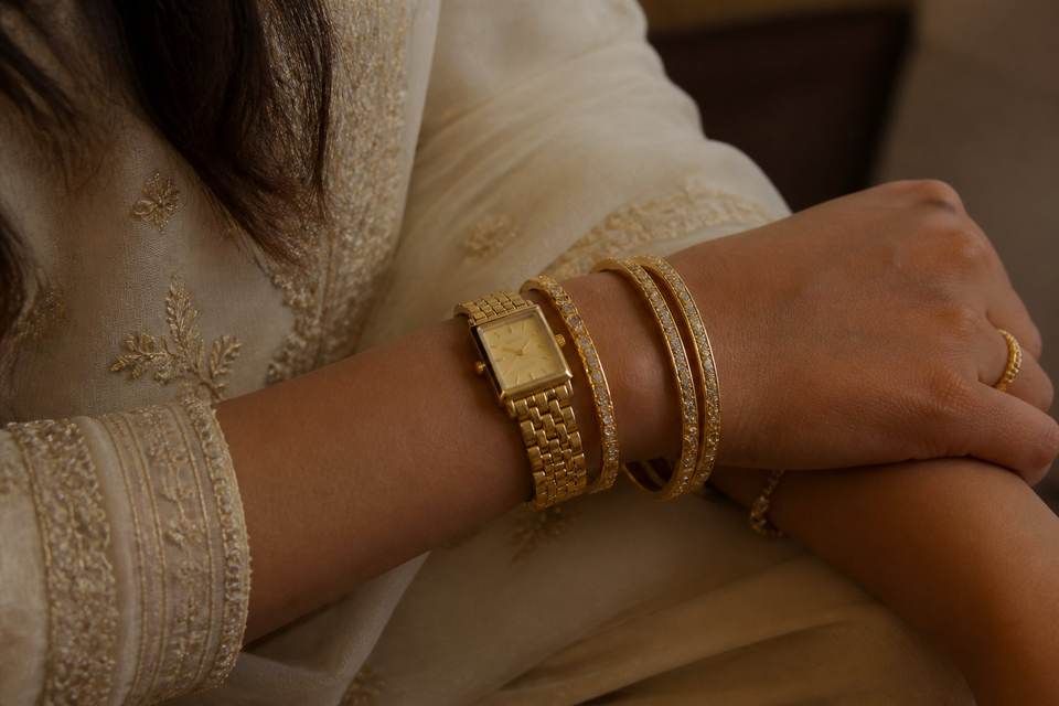 L'art de la composition : marier l'or et les accessoires.