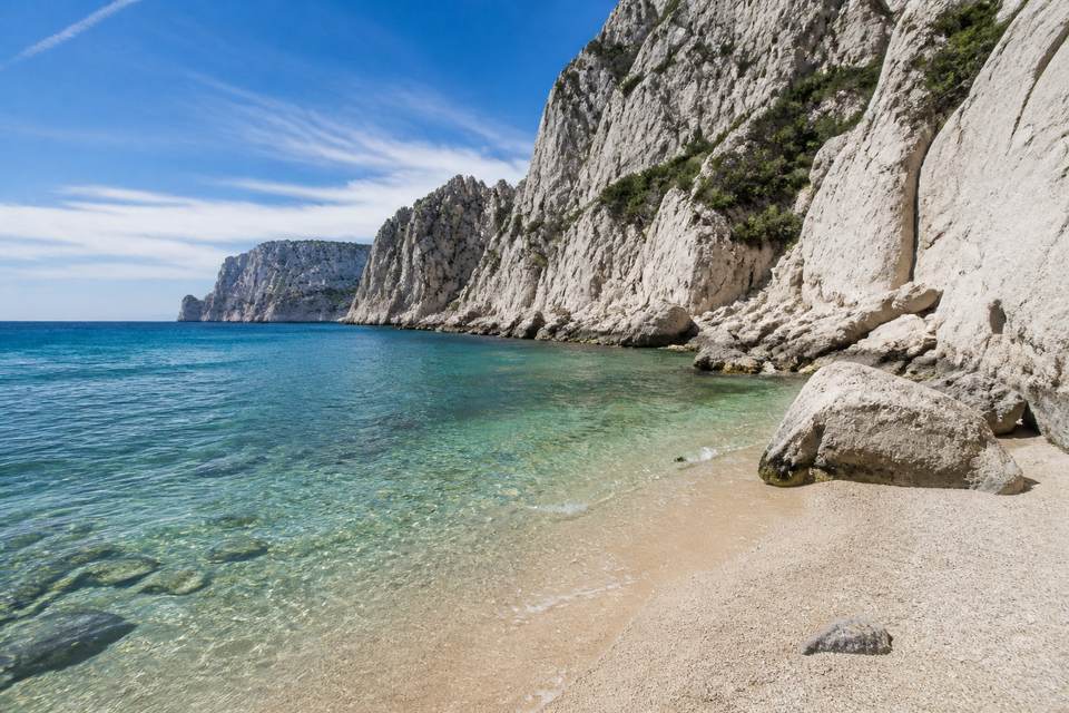 2. Un décor minéral entre sable éolien et falaises de calcaire