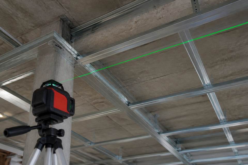Comment poser une ossature de plafond suspendu ?