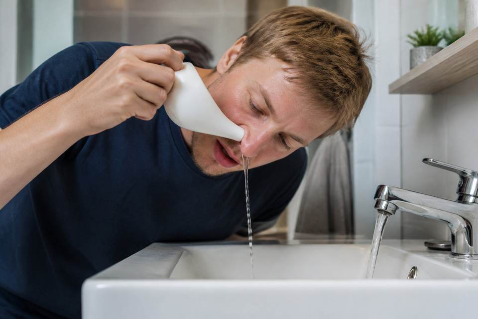 Solutions salines et vapeurs pour drainer les sinus