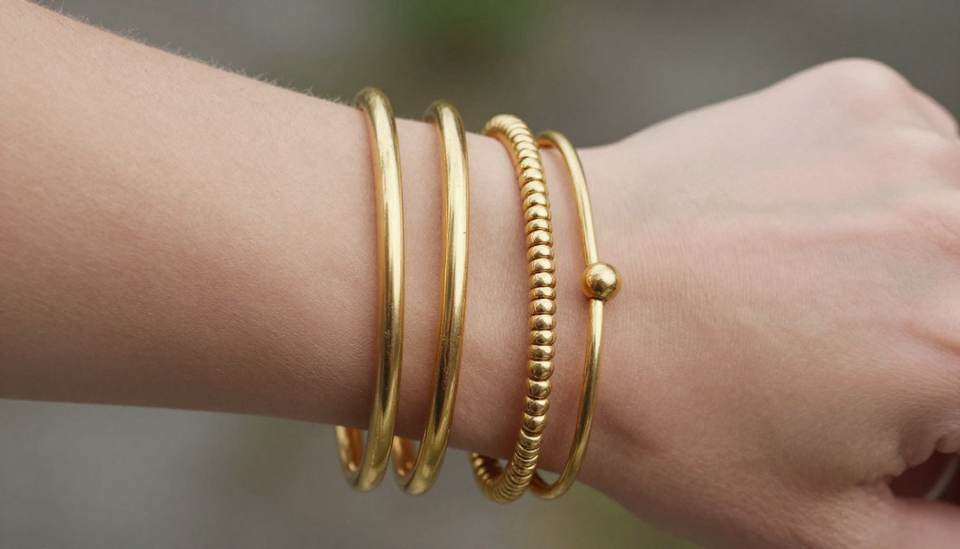 Comment porter l'accumulation de bijoux sans surcharger la silhouette ?
